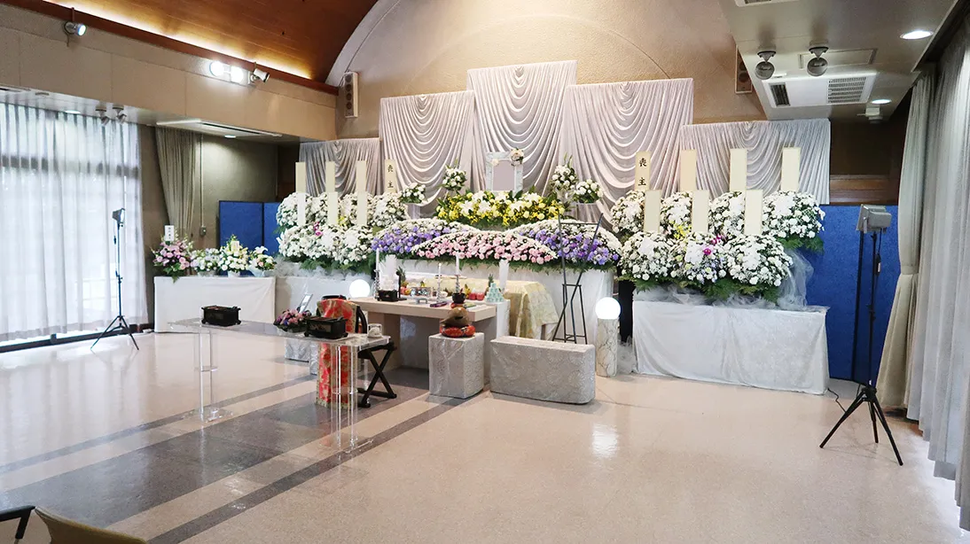 立川市斎場の美しい祭壇